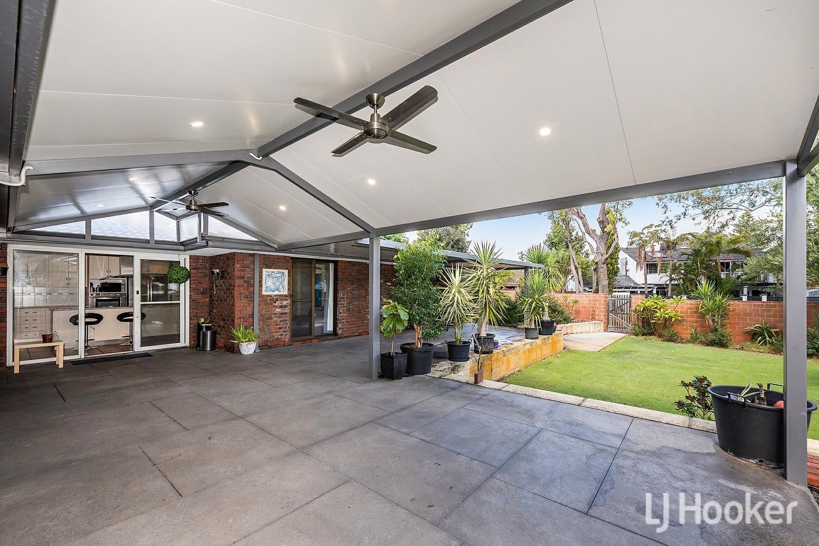 4 bedrooms House in 19 Coronet Court THORNLIE WA, 6108