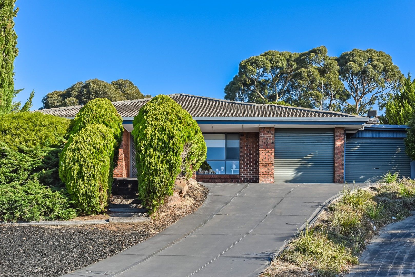 2 Dunalbyn Drive, Aberfoyle Park SA 5159, Image 0