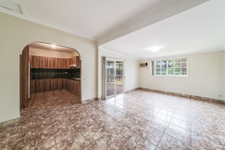 11 Coolaroo Crescent, Lurnea NSW 2170, Image 2