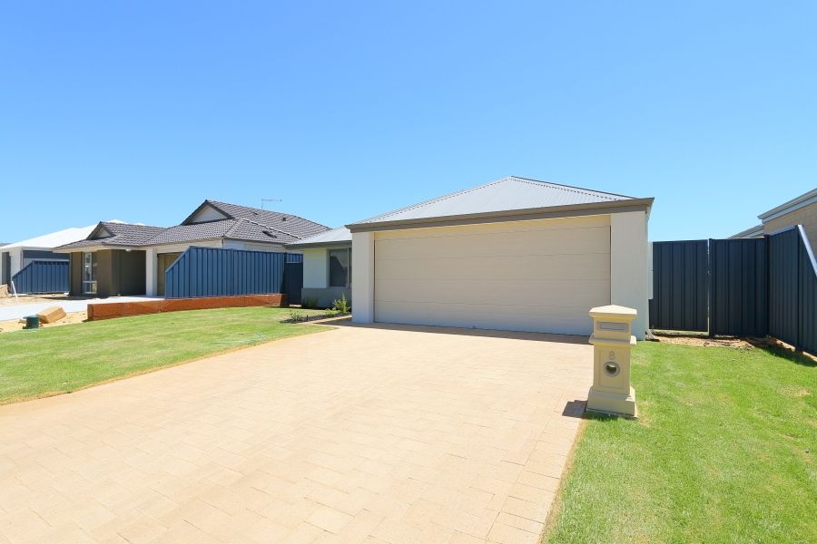 4 bedrooms House in 8 Primrose Loop BYFORD WA, 6122