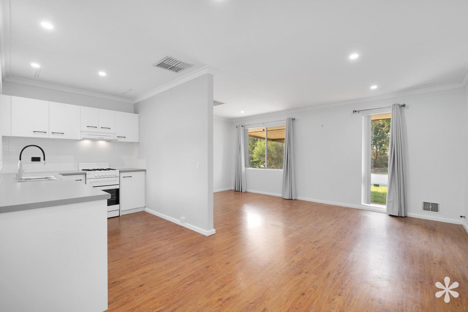3 bedrooms House in 21 Valmae Road RIVERTON WA, 6148