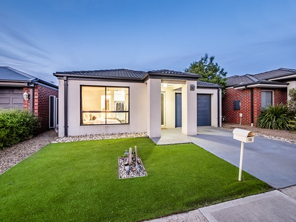 10 Waler Circuit, Clyde North VIC 3978