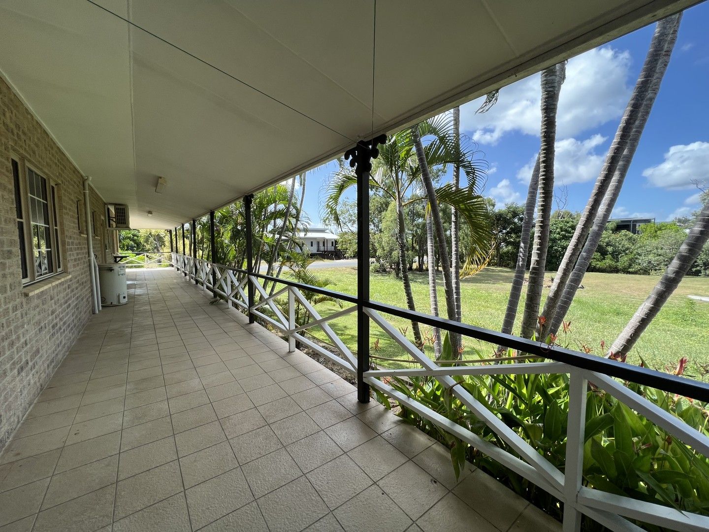 3 bedrooms House in 93 Gloucester Avenue HIDEAWAY BAY QLD, 4800