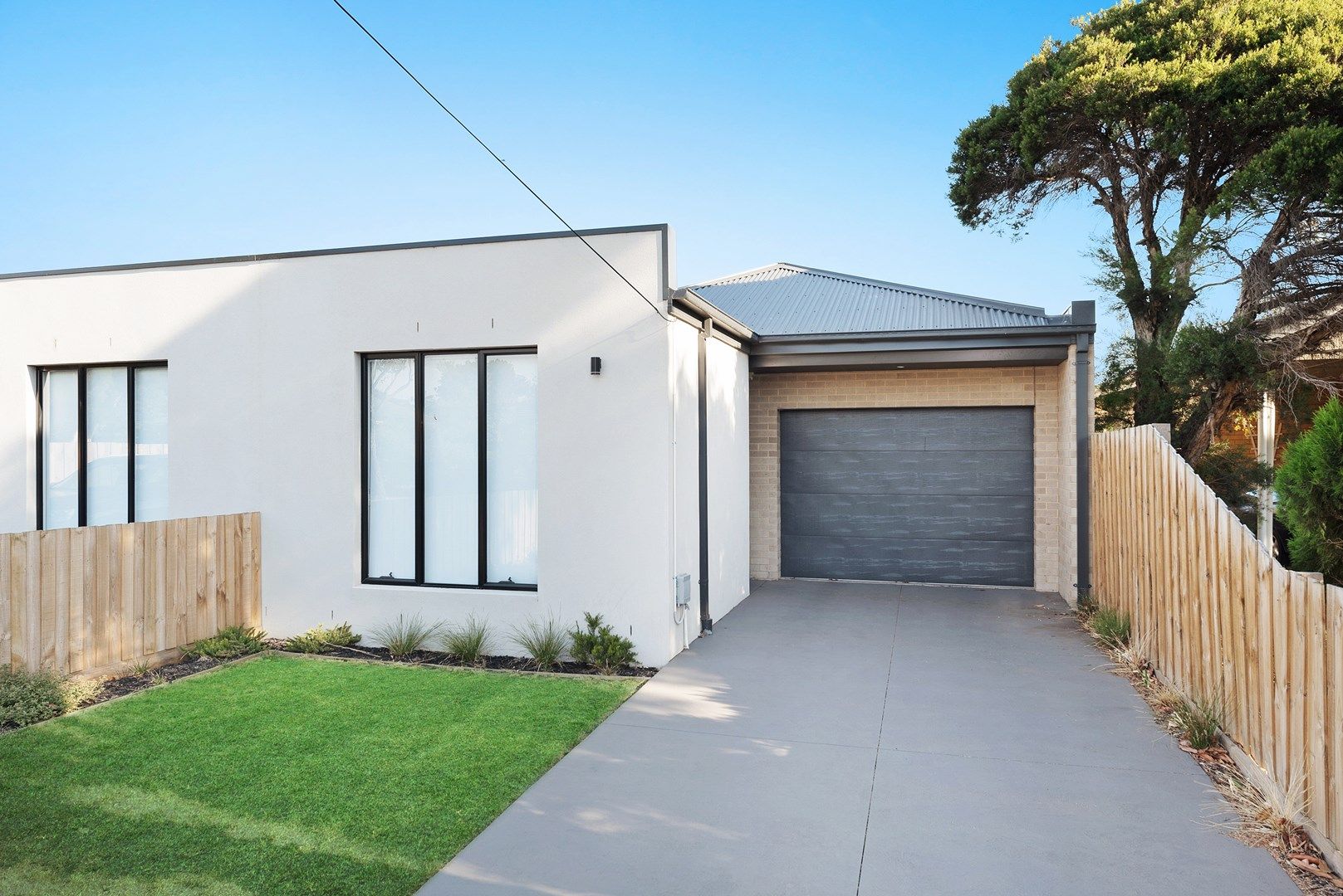 4 bedrooms House in 26 Robertson Crescent LAVERTON VIC, 3028