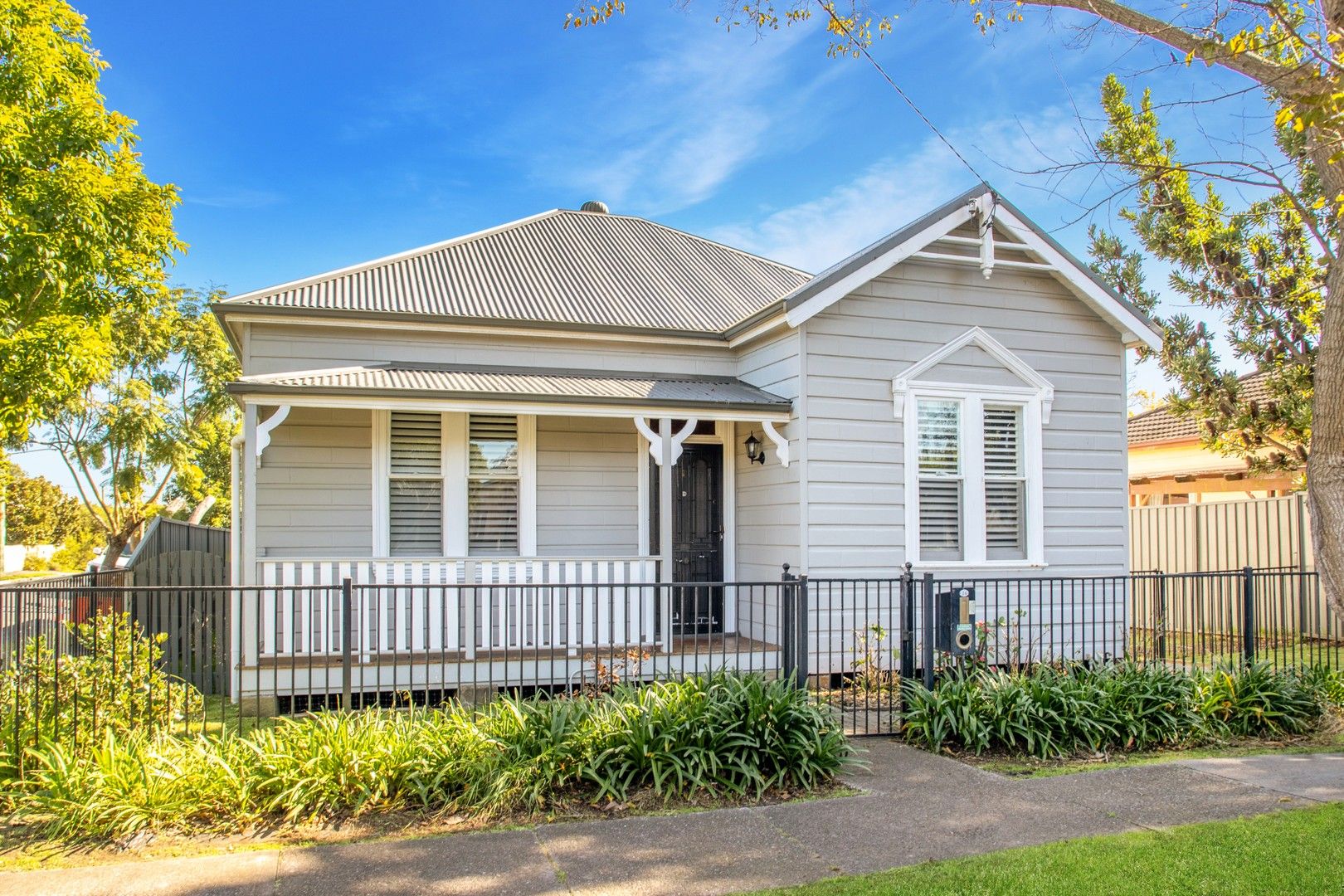 3 bedrooms House in 24 Emerald Street HAMILTON NORTH NSW, 2292