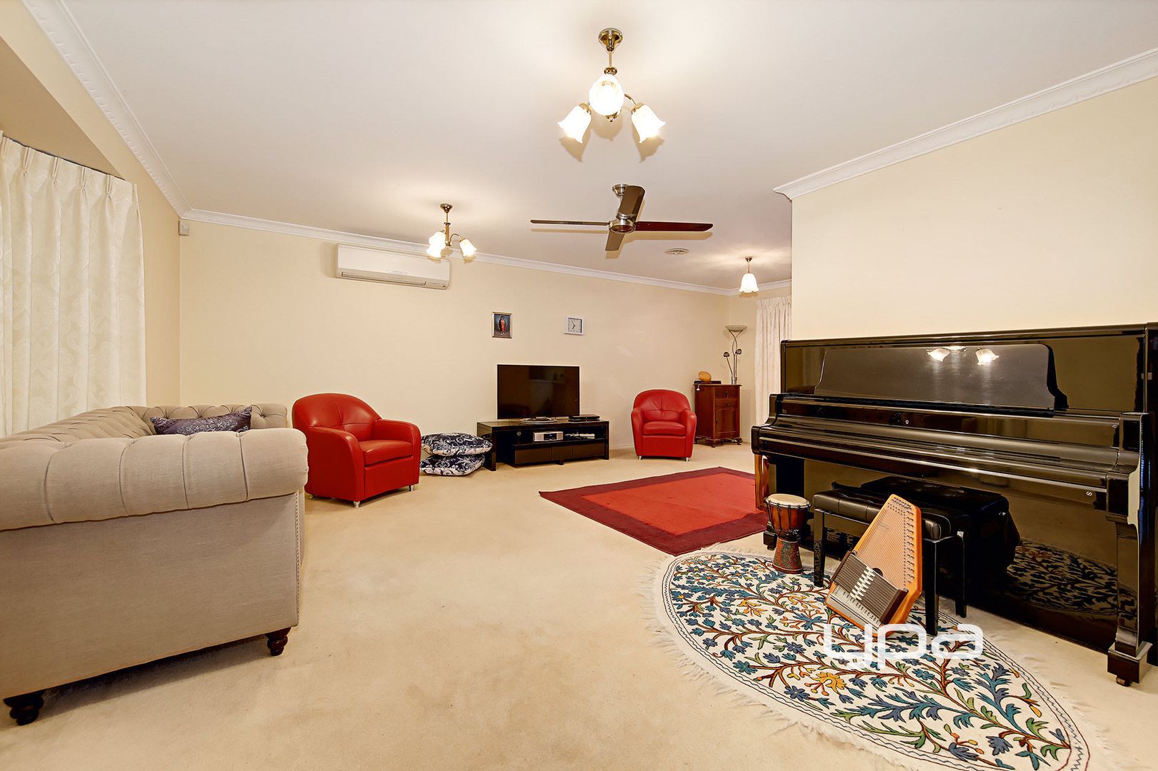 27 Bradley Drive, Hillside VIC 3037, Image 2