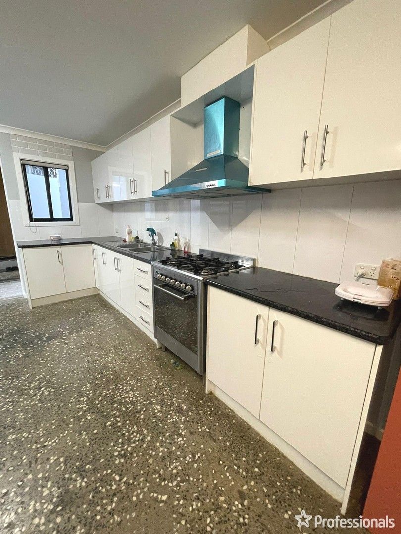6 bedrooms House in 2/271 Main Road East ST ALBANS VIC, 3021