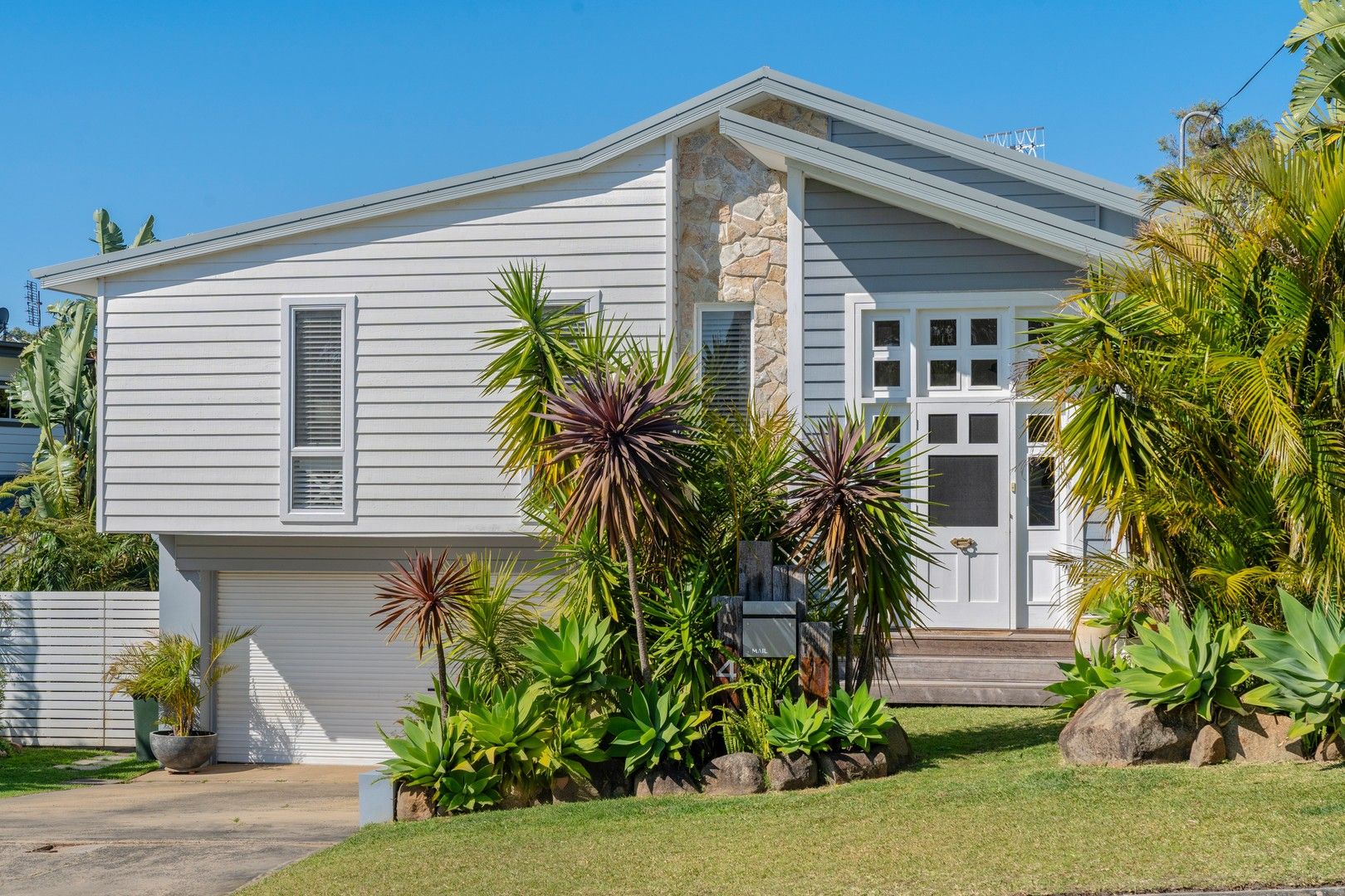 6 bedrooms House in 4 Shipton Crescent MOLLYMOOK NSW, 2539