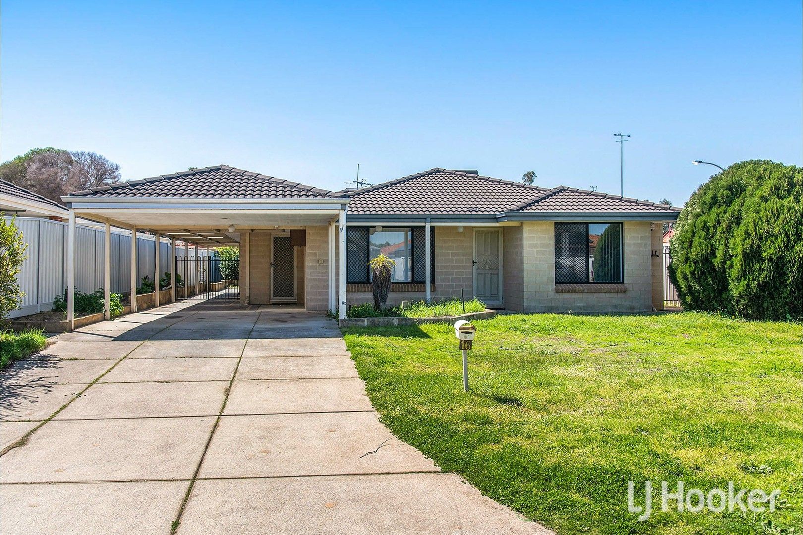 4 bedrooms House in 16 Abrolhos Loop BECKENHAM WA, 6107