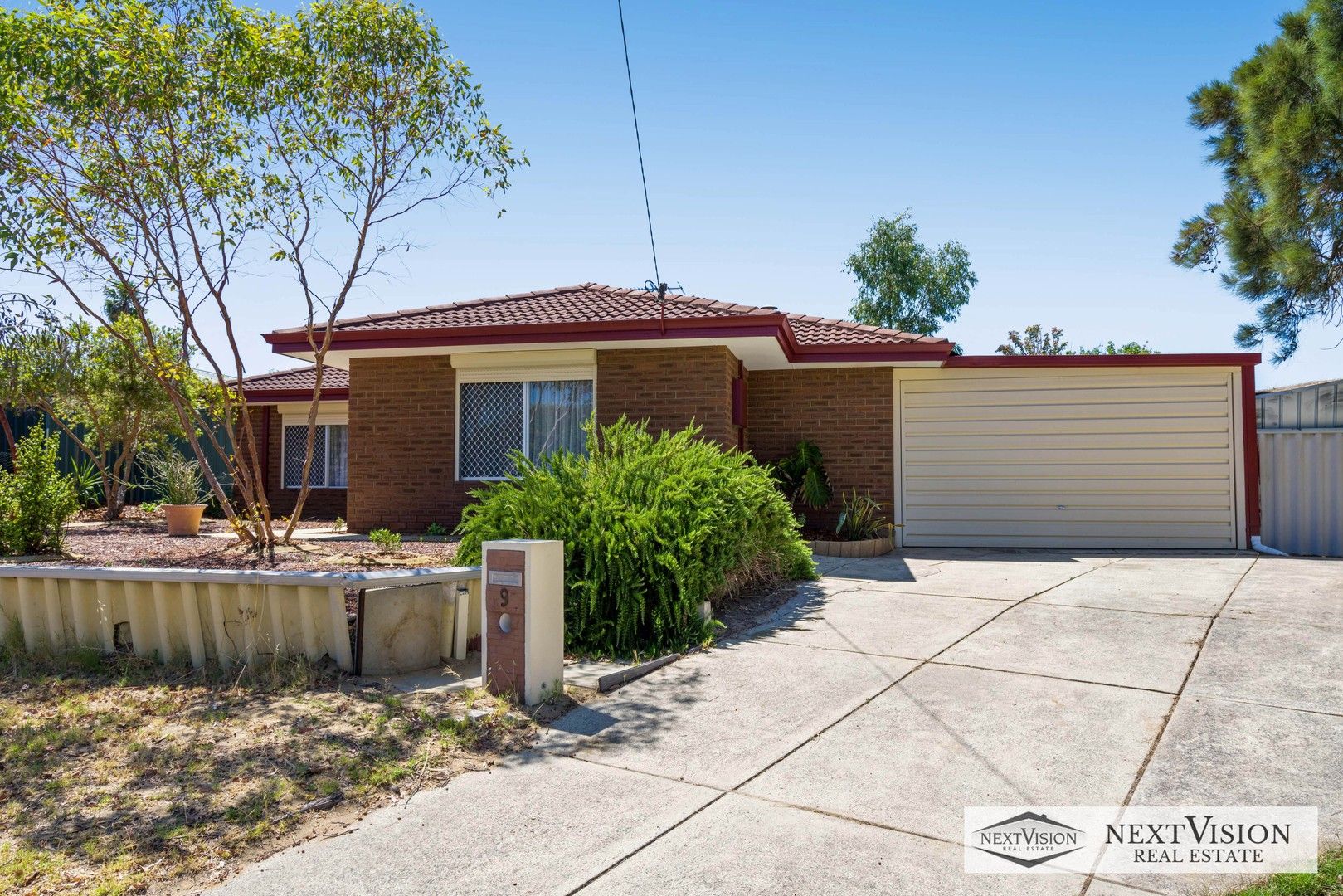 3 bedrooms House in 9 Hoyton Place PARMELIA WA, 6167