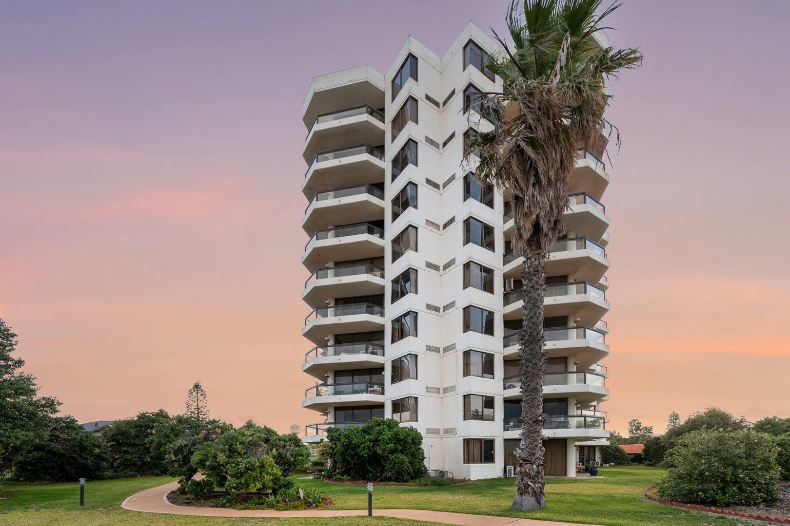 3 bedrooms Apartment / Unit / Flat in 26/6a Valley Road HALLS HEAD WA, 6210