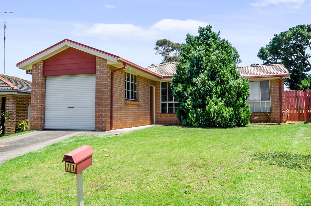 11 Osburn Place, St Helens Park NSW 2560