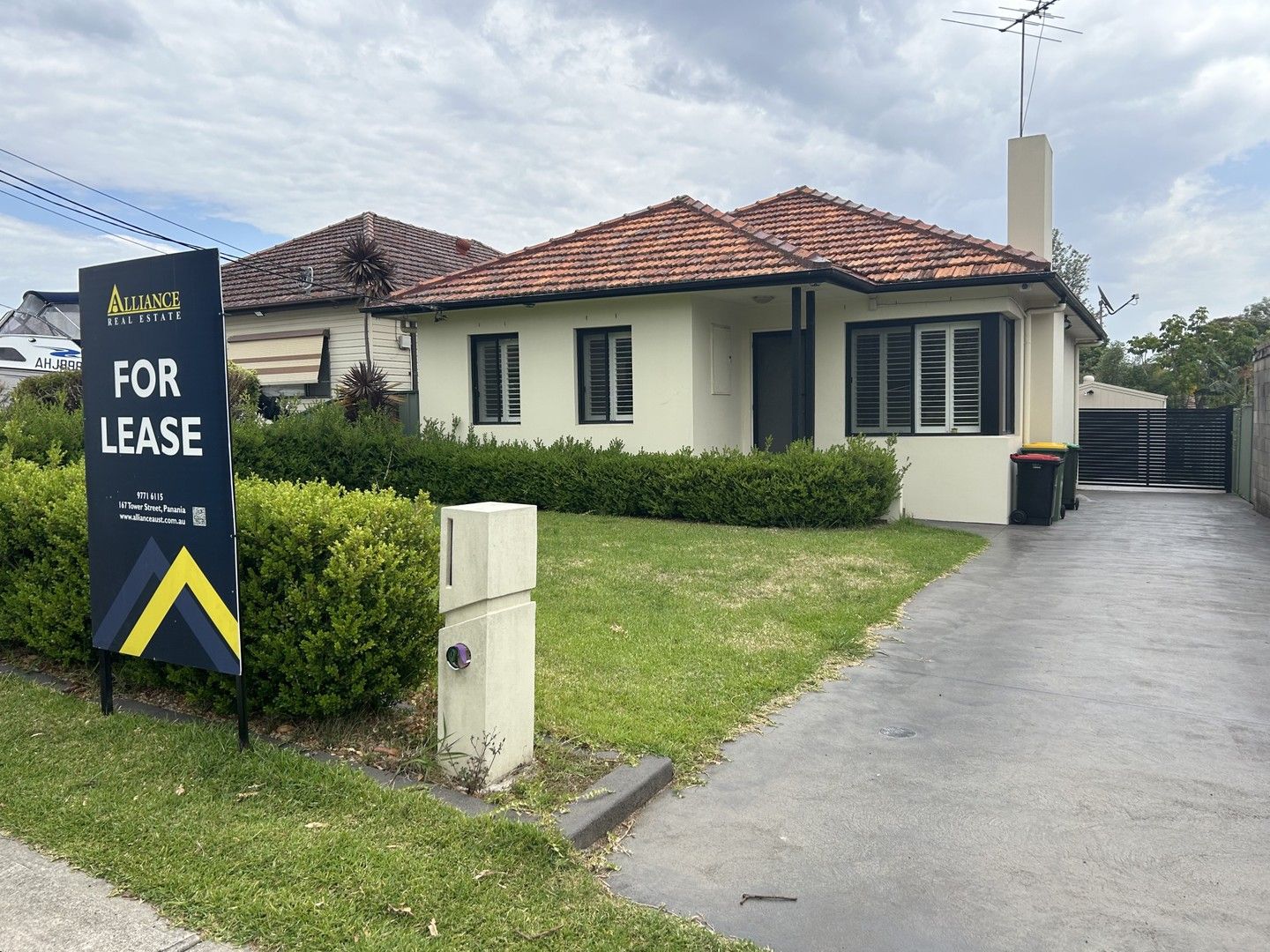 2 bedrooms House in 10 Hinemoa Street PANANIA NSW, 2213