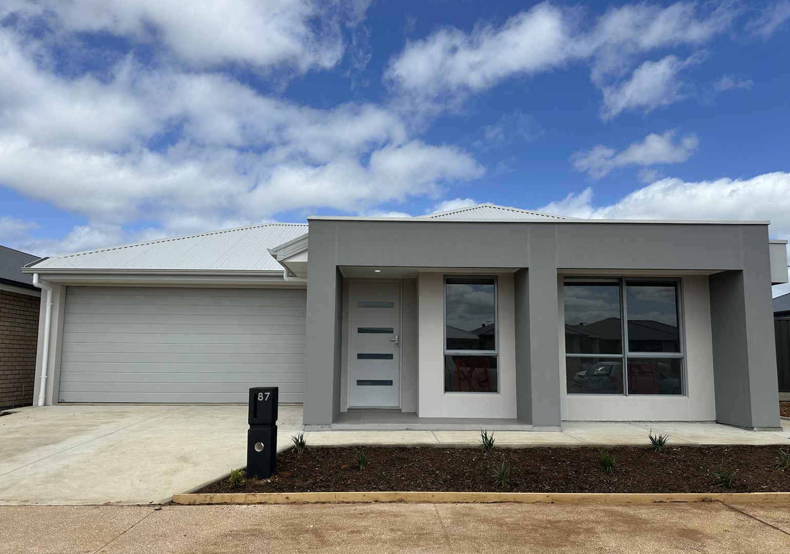 4 bedrooms House in 87 Hatcher Road MUNNO PARA DOWNS SA, 5115