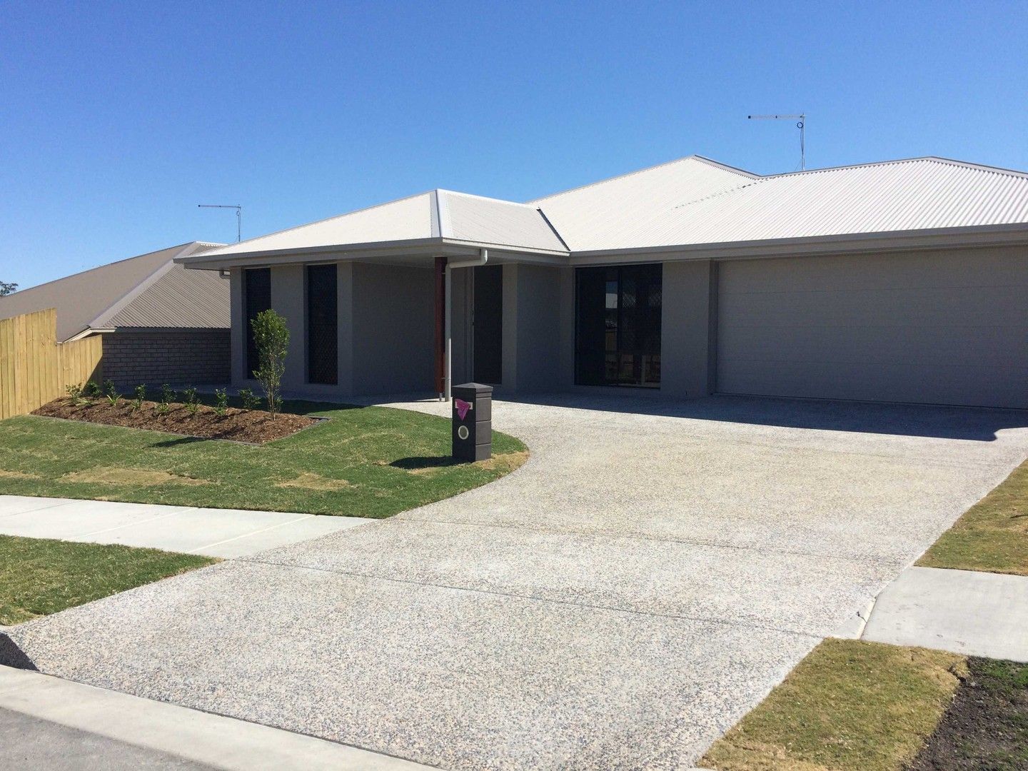 4 bedrooms House in 33 John Crescent PIMPAMA QLD, 4209