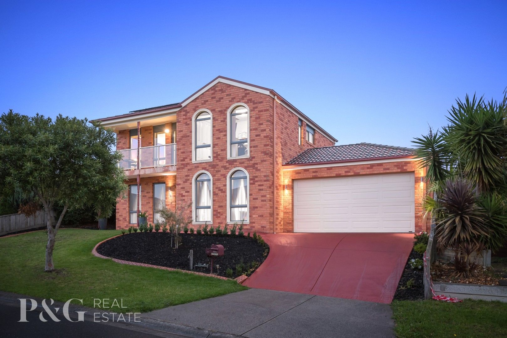 4 bedrooms House in 16 Viewpoint Place BERWICK VIC, 3806