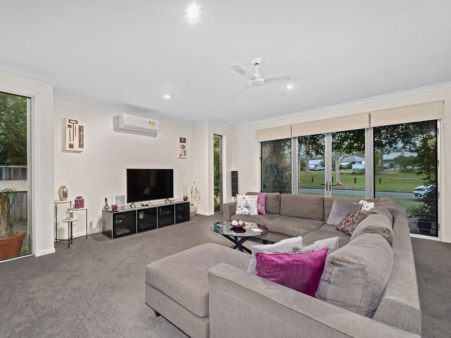 6 Torrens Crescent, Wakerley QLD 4154, Image 2