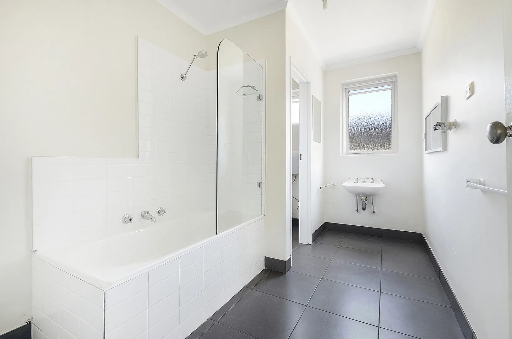 SPACIOUS RENOVATED APARTMENT - Vista 2