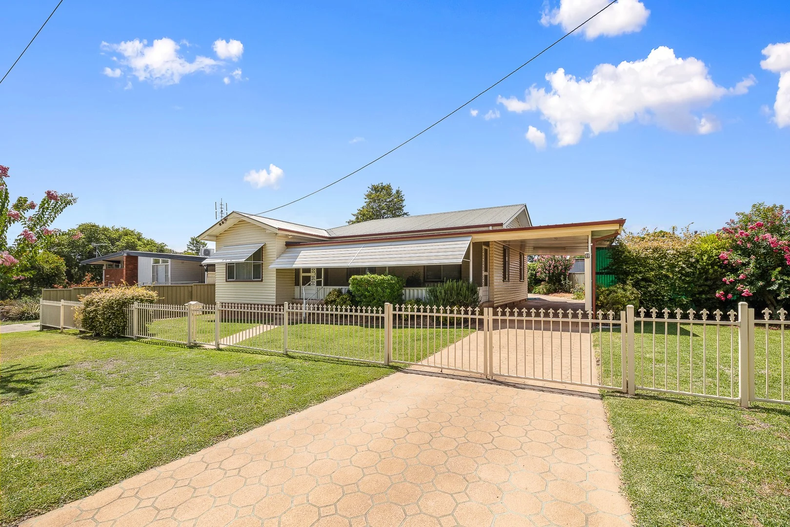 9 Willow Street, Tamworth NSW 2340