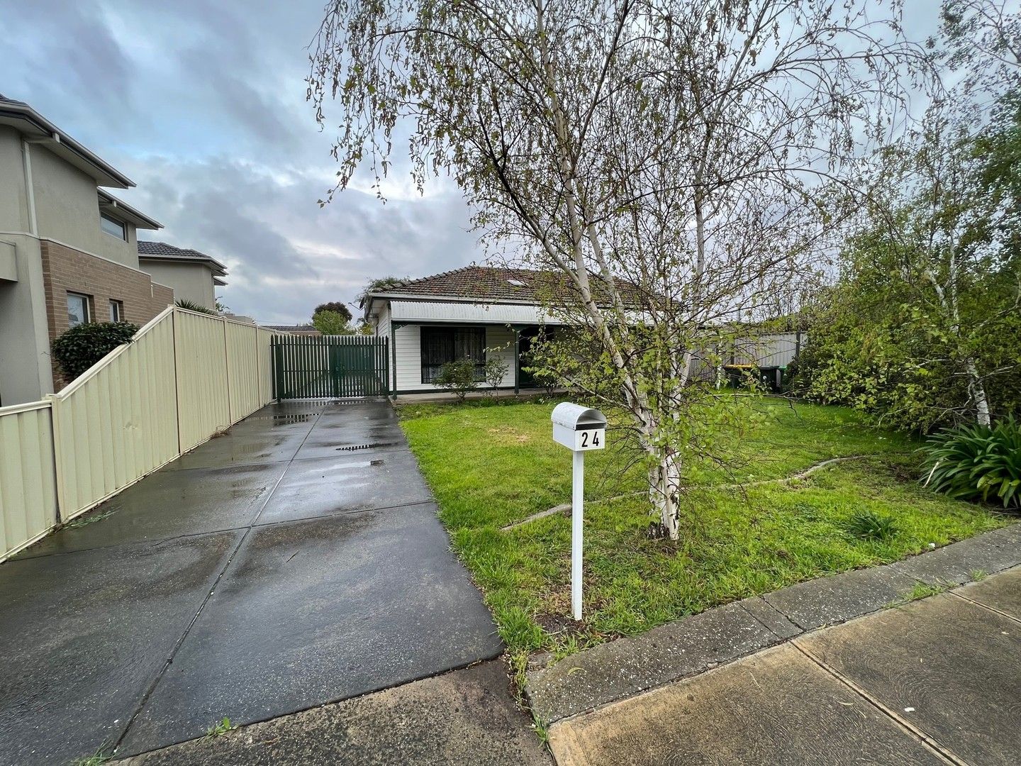 4 bedrooms House in 24 Justin Avenue GLENROY VIC, 3046