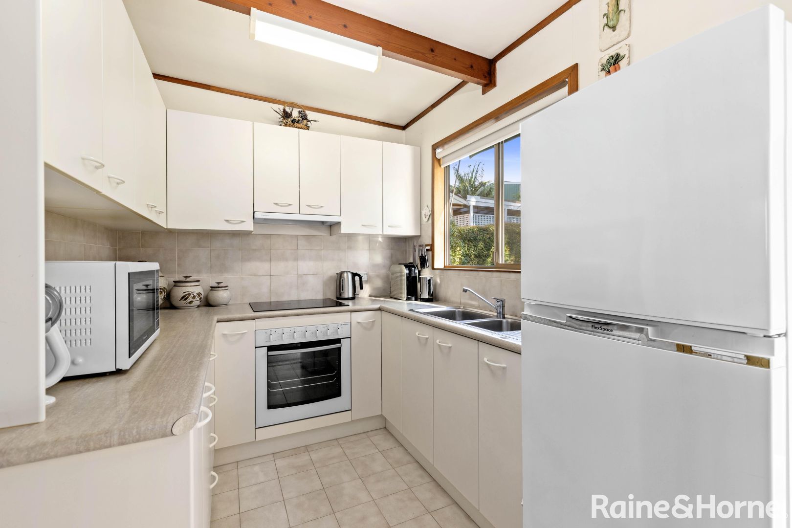 8 Linden Way, Mollymook Beach NSW 2539, Image 2