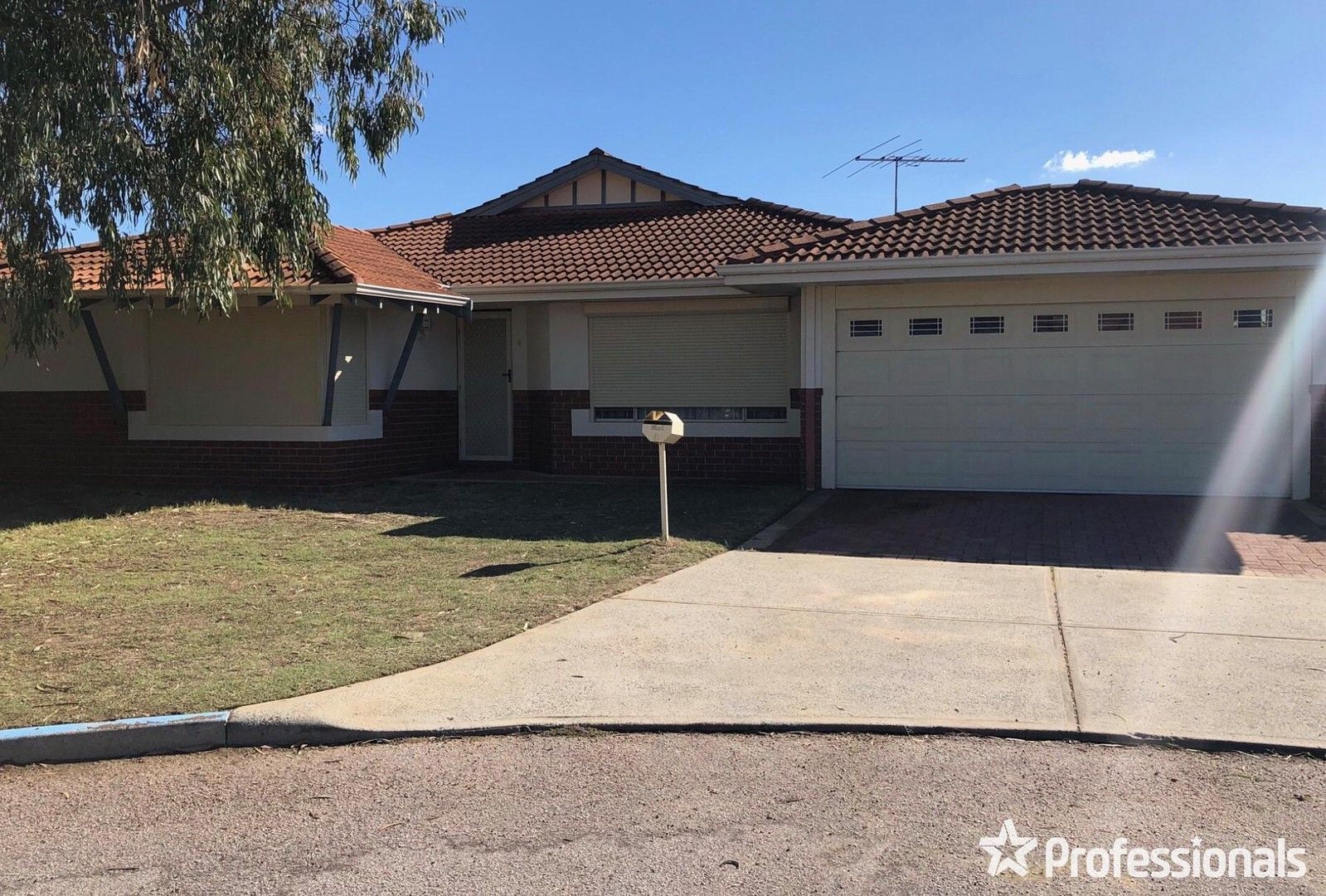 4 bedrooms House in 8 Gell Court KELMSCOTT WA, 6111