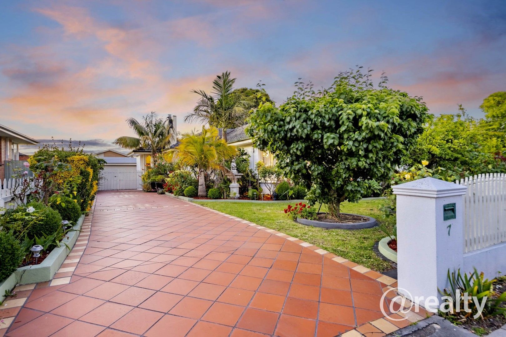 3 bedrooms House in 7 Viewpoint Avenue GLEN WAVERLEY VIC, 3150