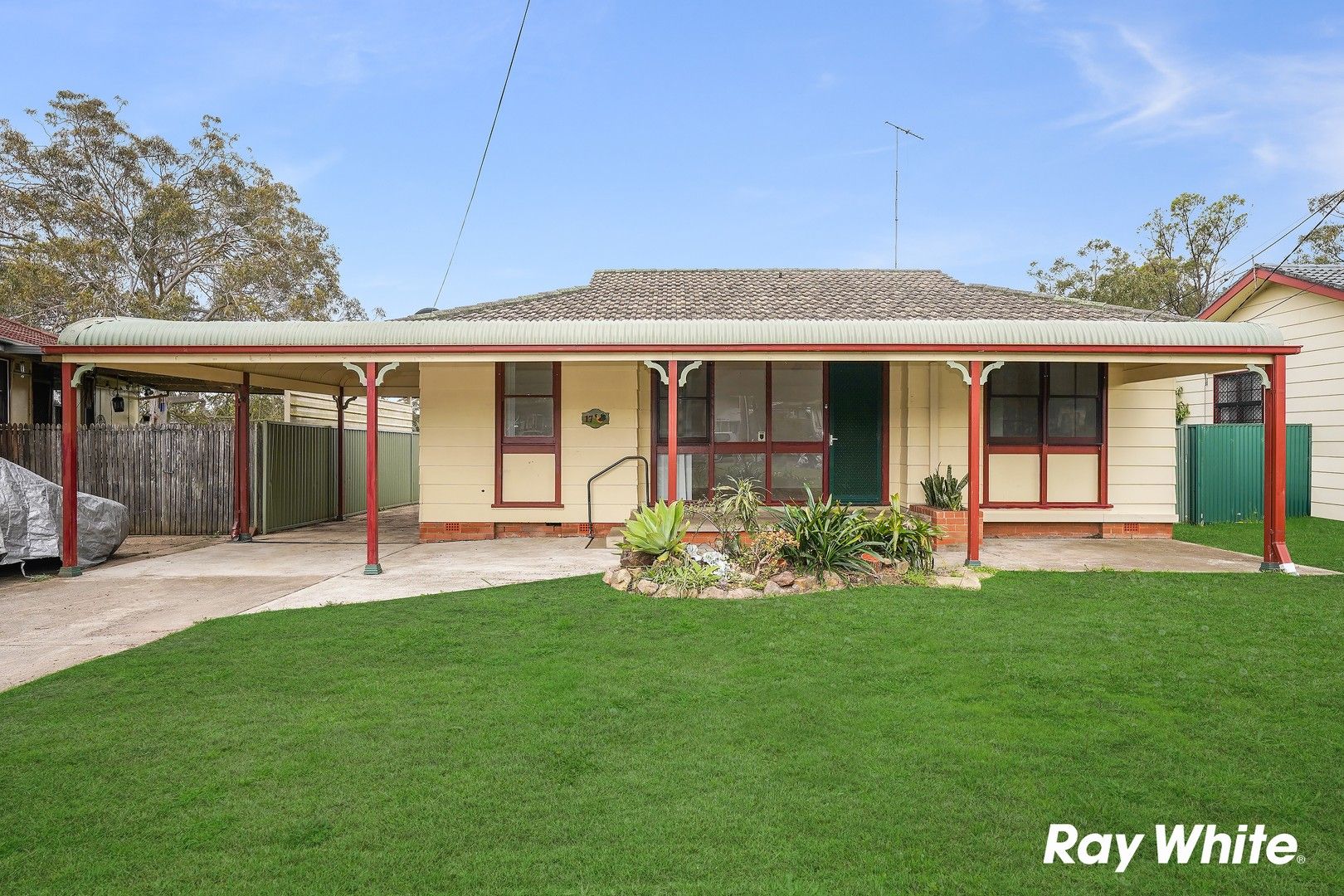4 bedrooms House in 17 Pitcairn Avenue LETHBRIDGE PARK NSW, 2770