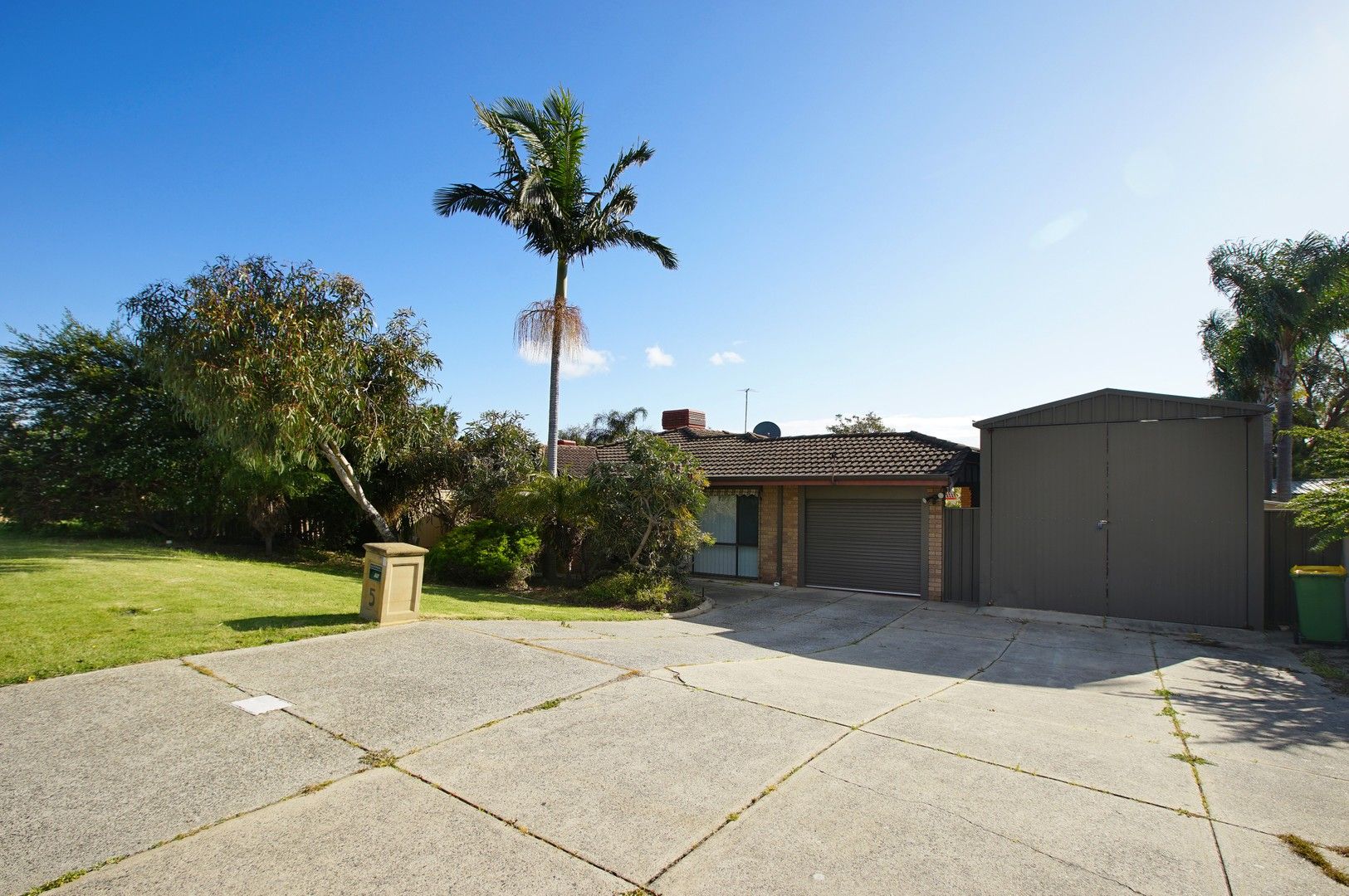 4 bedrooms House in 5 Alpin Court COOLBELLUP WA, 6163