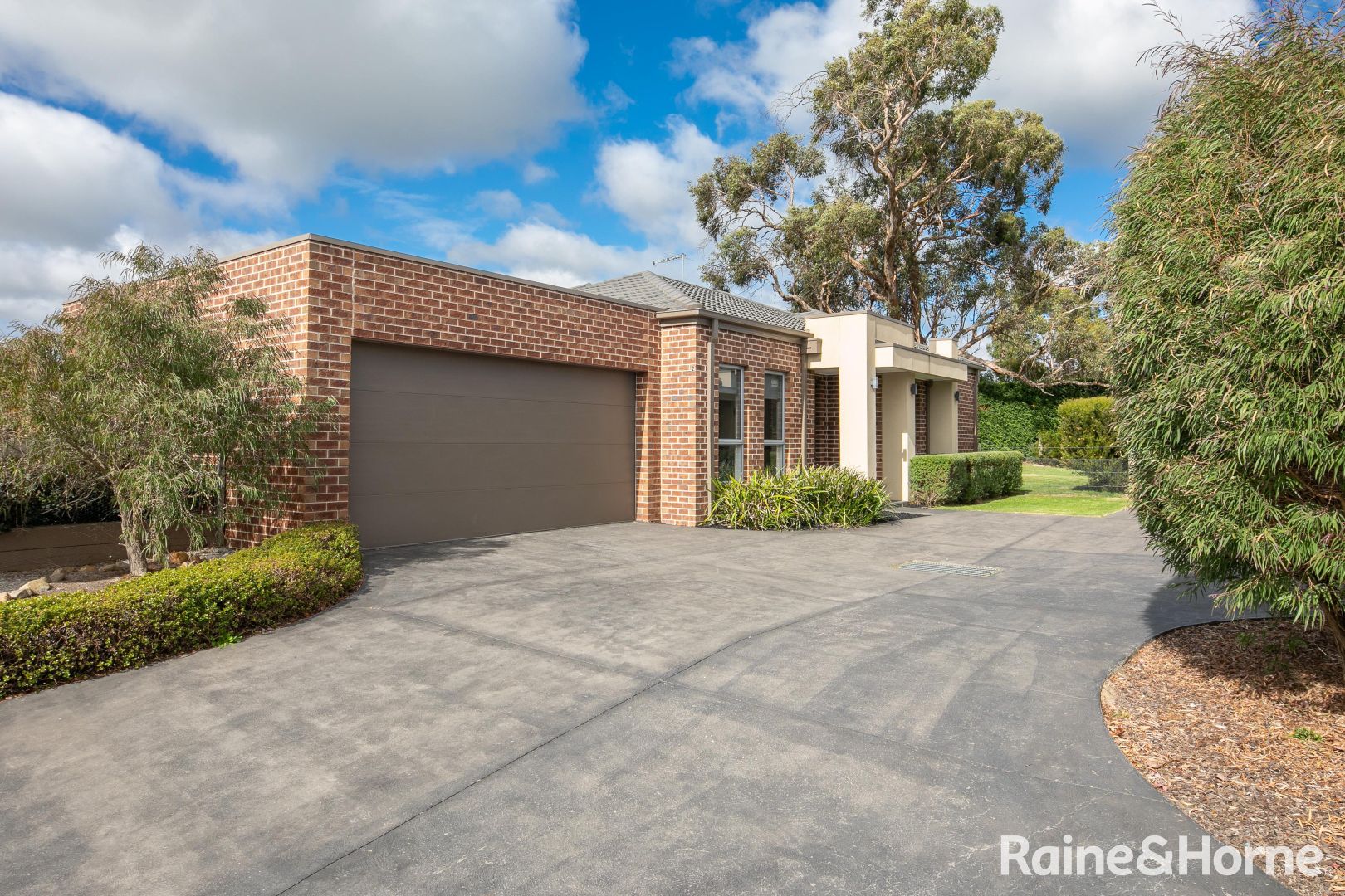 2/7 Francis Crescent, Gisborne VIC 3437, Image 2