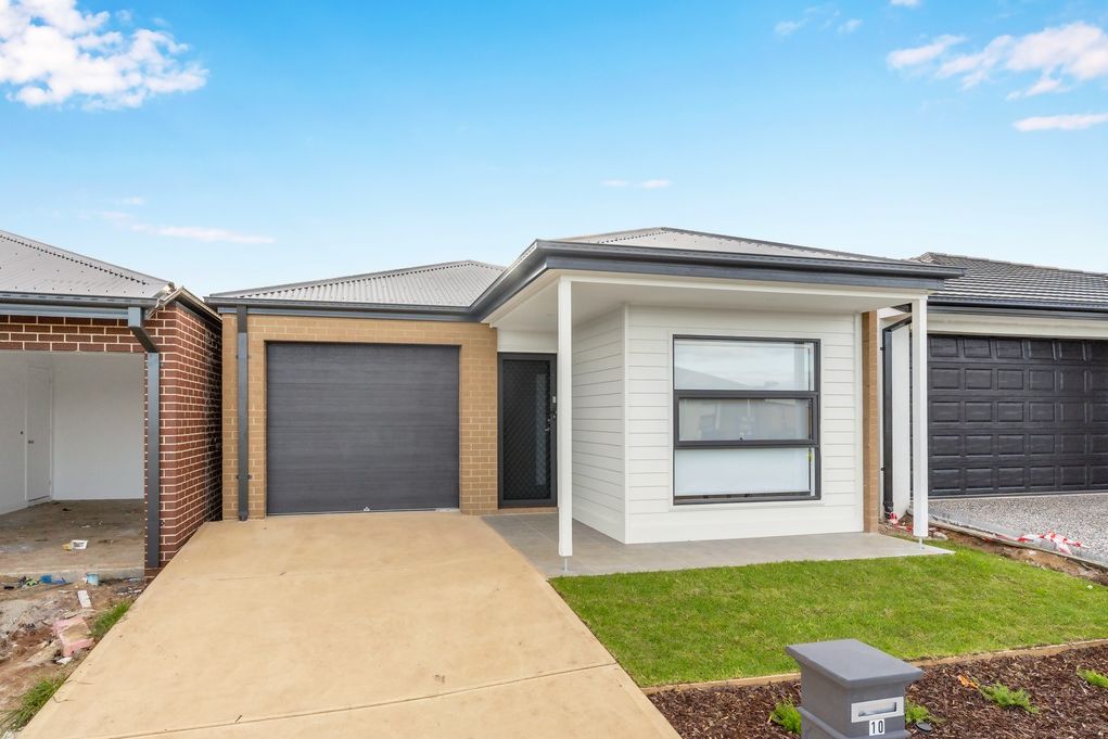 10 Lahore Close, Mount Cottrell VIC 3024, Image 1