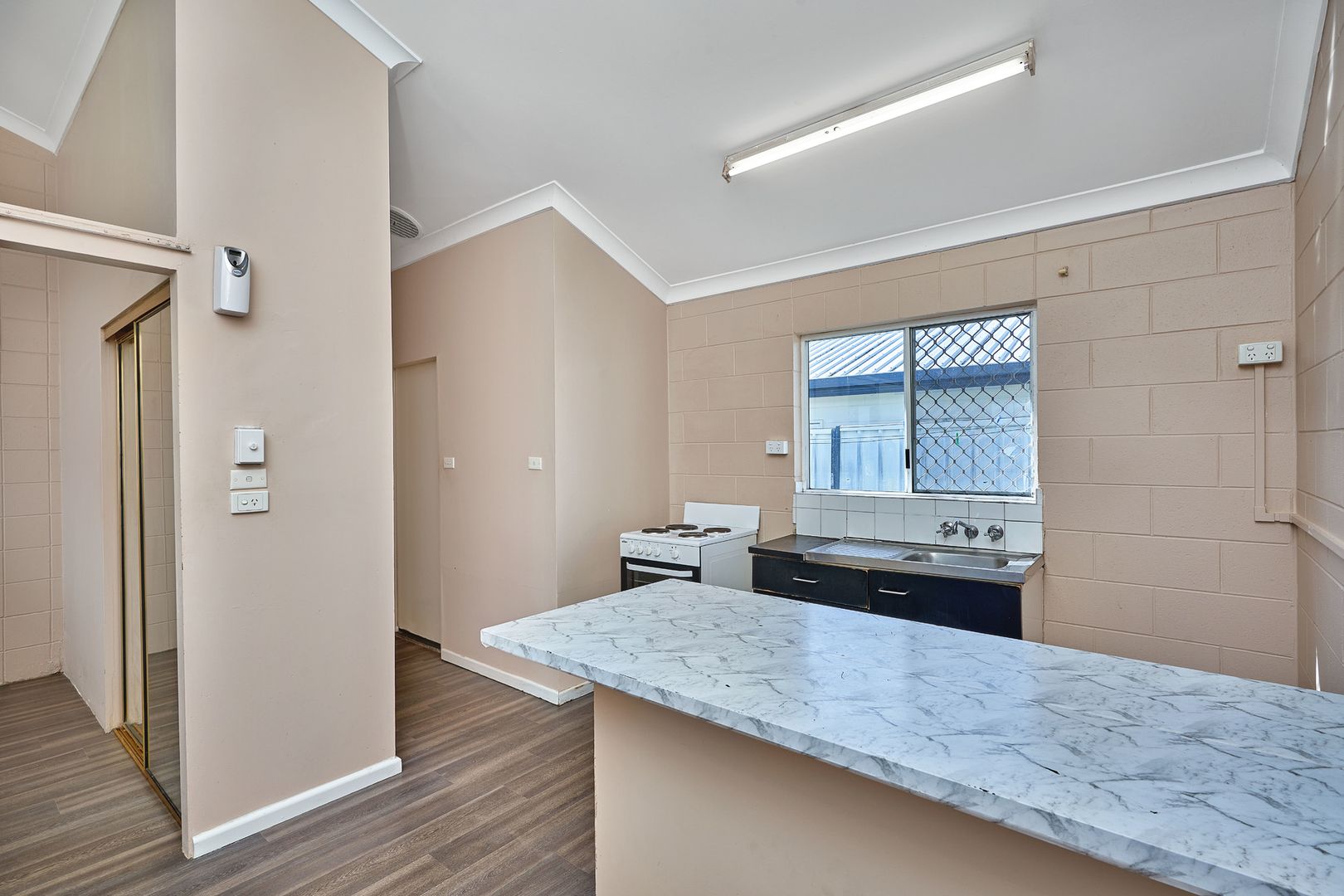 4/485 Mccoombe Street, Mooroobool QLD 4870, Image 2