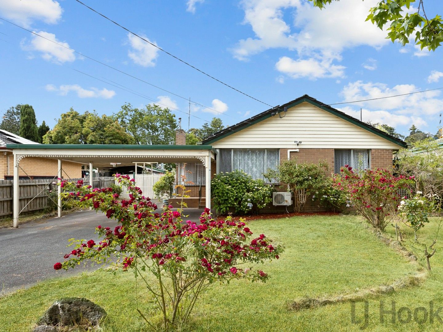 4 bedrooms House in 11 Winwood Drive FERNTREE GULLY VIC, 3156