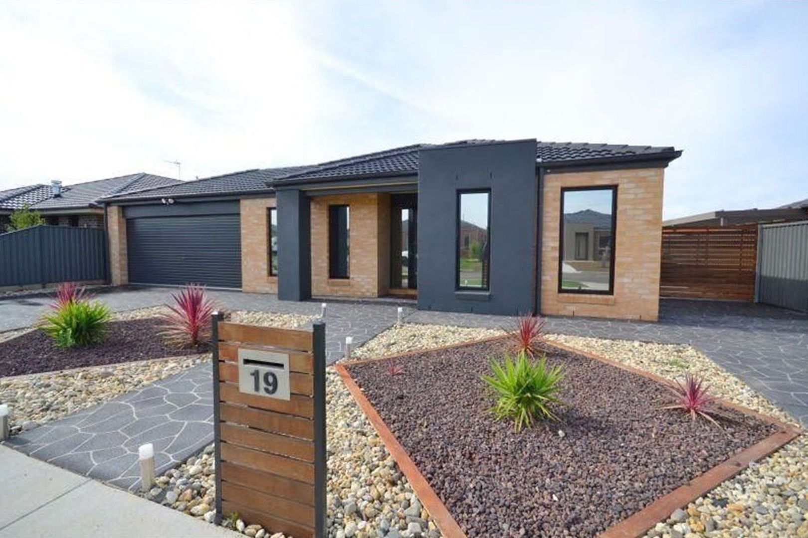 3 bedrooms House in 19 Holstein Close DELACOMBE VIC, 3356