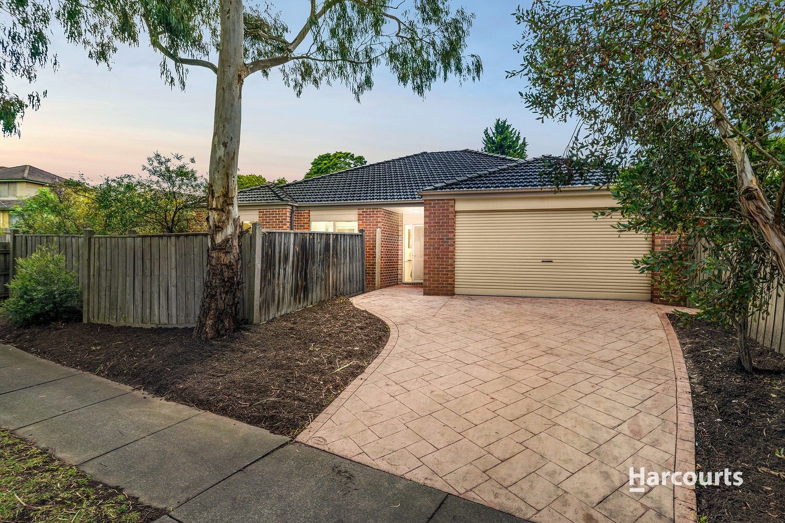 4 bedrooms House in 5 Railway Parade GLEN WAVERLEY VIC, 3150