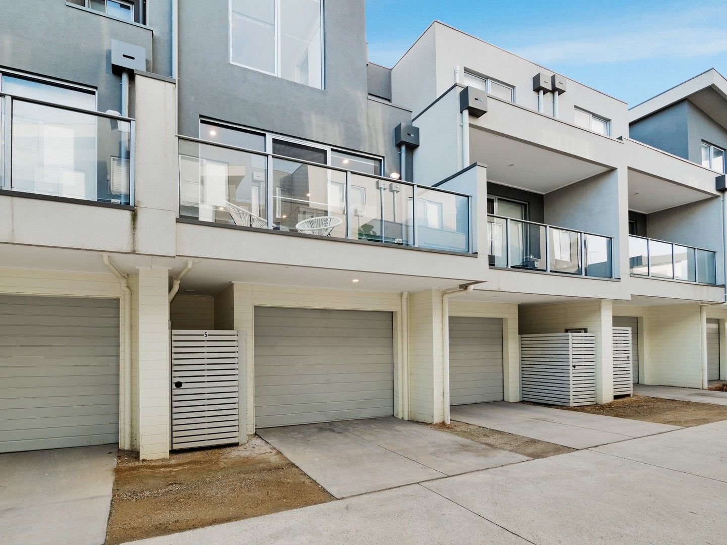 3 bedrooms Townhouse in 5 Lofty Court OFFICER VIC, 3809