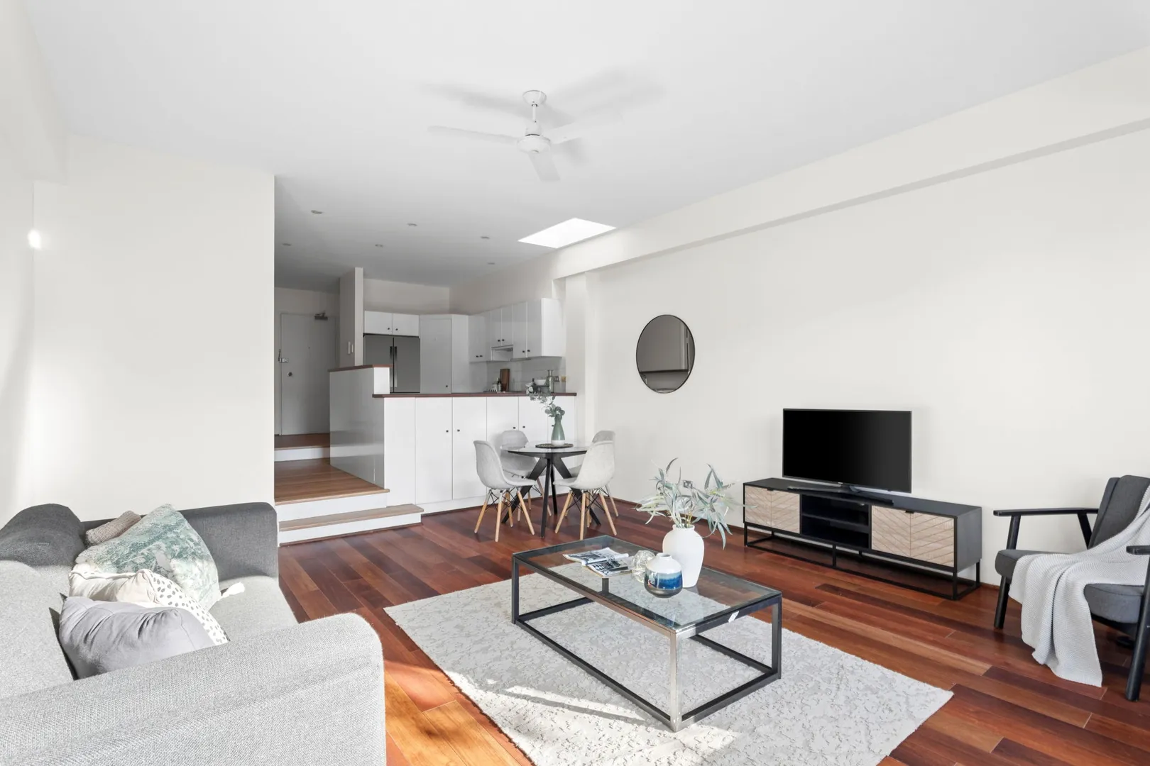 Sunlit dual level warehouse conversion with views to the city Top floor abode in warehouse conversion with iconic views – pohled 3