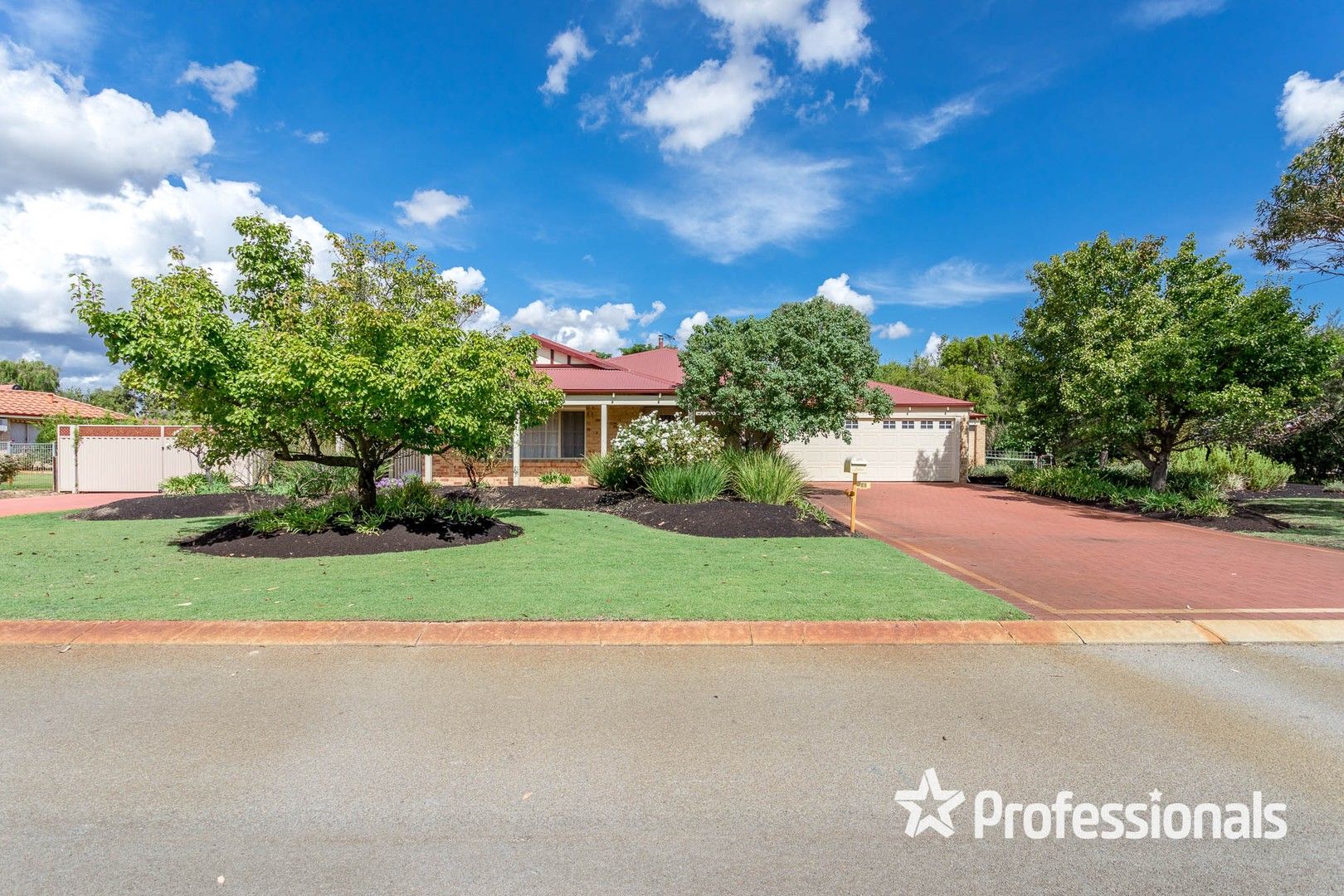 4 bedrooms House in 11 Hilarion Elb HILBERT WA, 6112