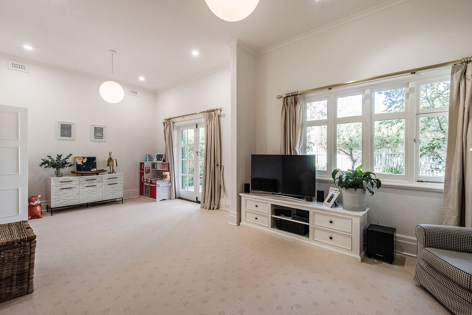 4 bedrooms House in 20 Austin Avenue ELWOOD VIC, 3184