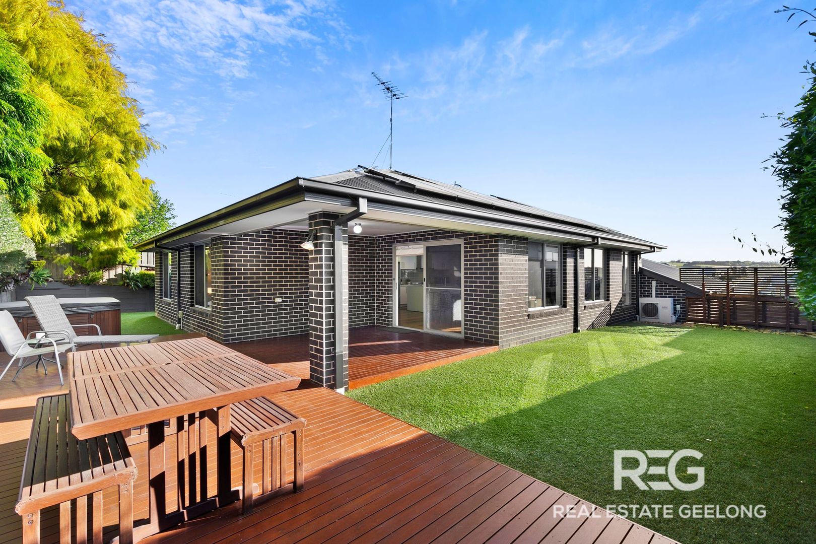 14 Aitkenside Avenue, Highton VIC 3216, Image 2