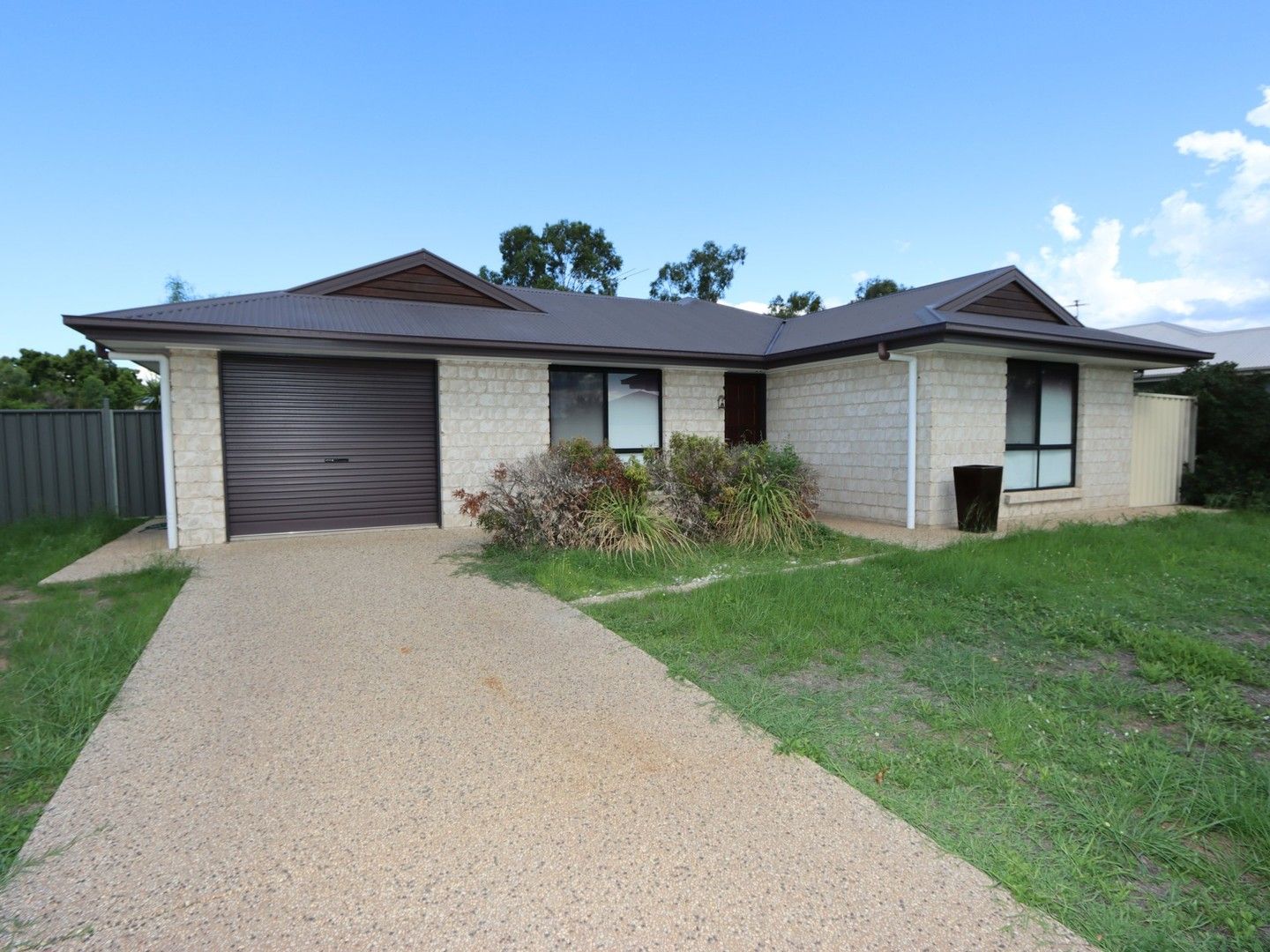 4 bedrooms House in 39 Blue Gums Drive EMERALD QLD, 4720