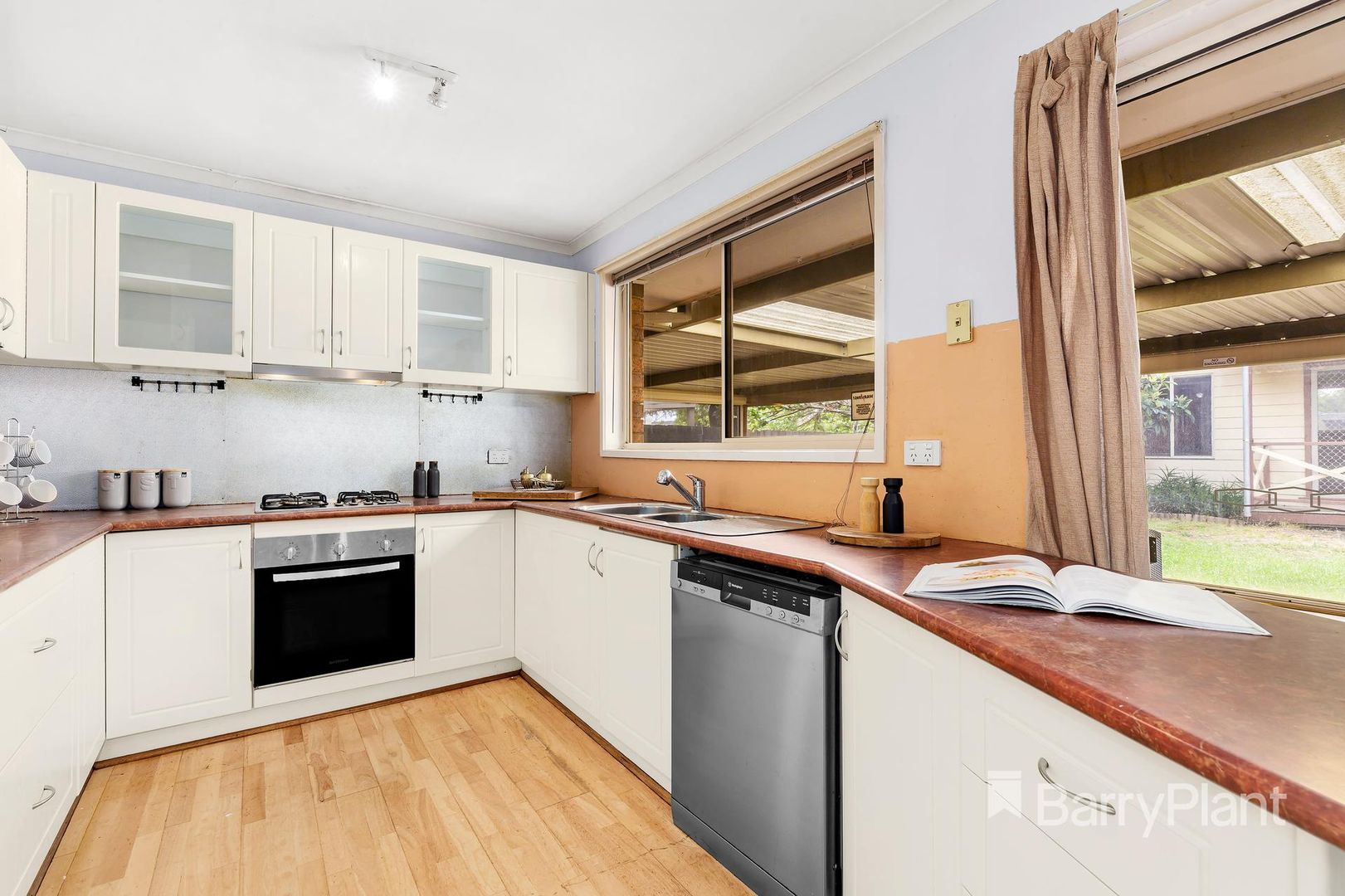 15 Bronsdon Court, Mill Park VIC 3082, Image 2