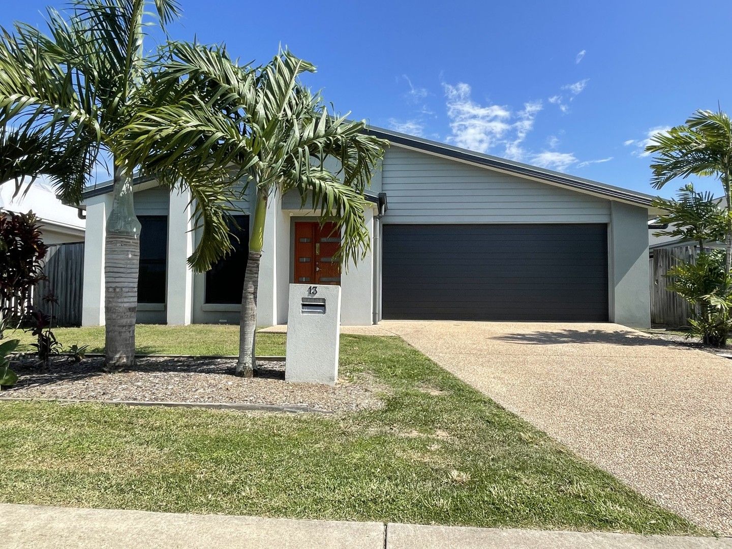 4 bedrooms House in 13 Trinity Parade BLACKS BEACH QLD, 4740
