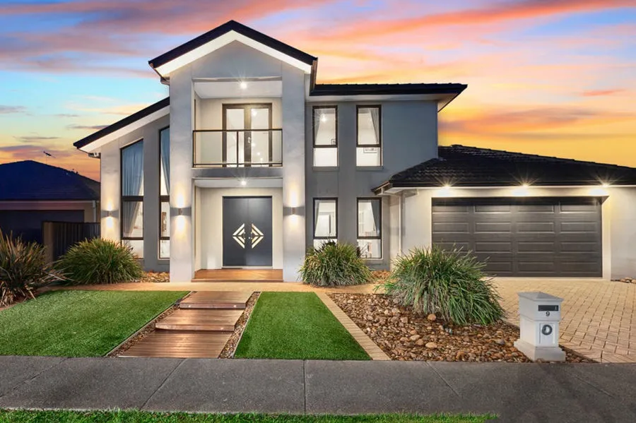 Sophistication, Style and Location ** Furnished 4 Bedroom Home with swiming pool, Point Cook