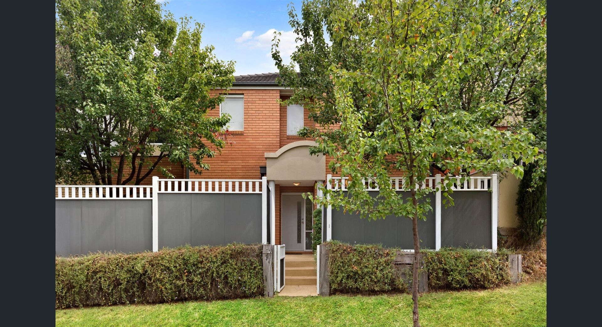 3 bedrooms Townhouse in 1/18 Tulloch Grove GLEN WAVERLEY VIC, 3150