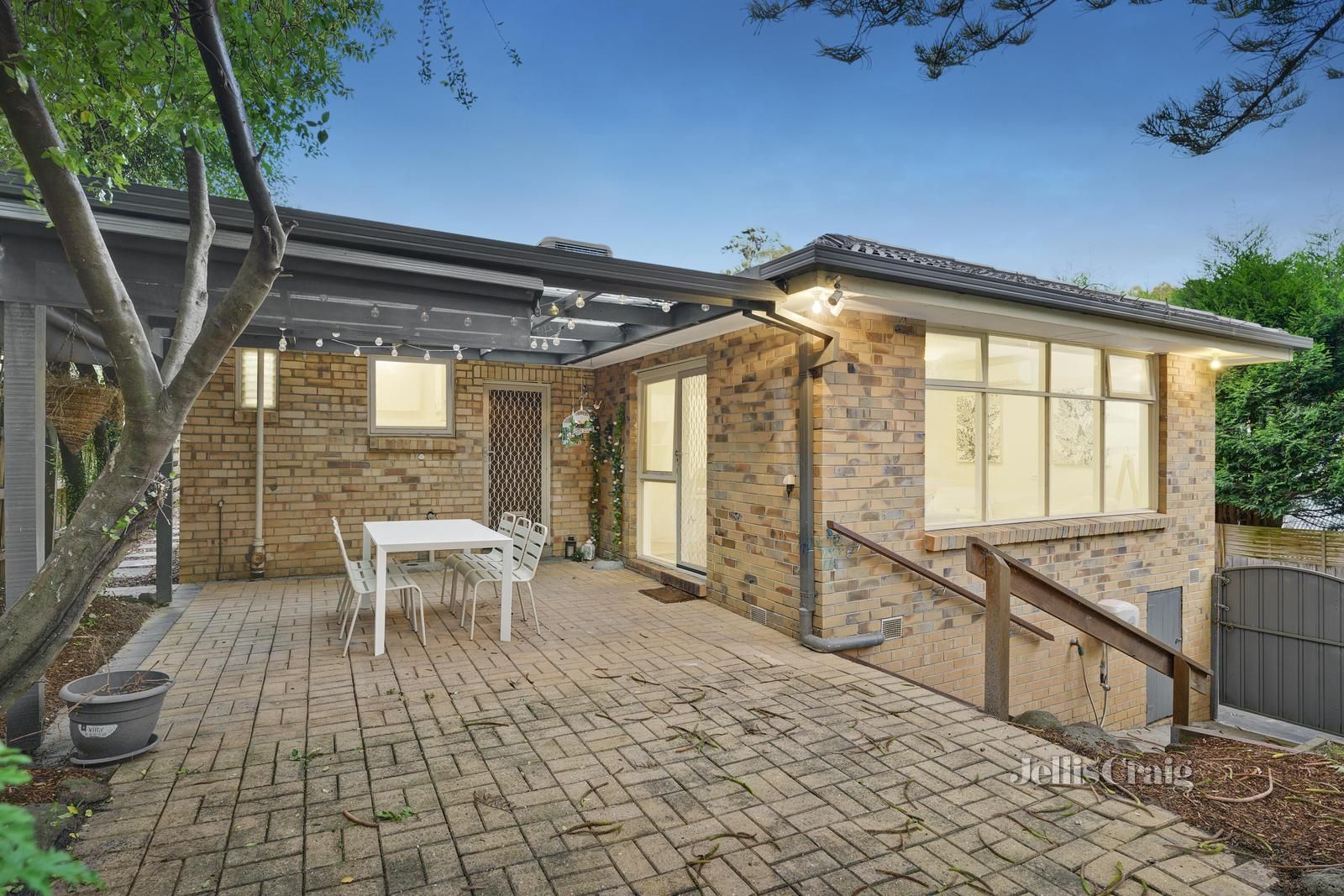 3 bedrooms House in 6 Dalmor Avenue MITCHAM VIC, 3132