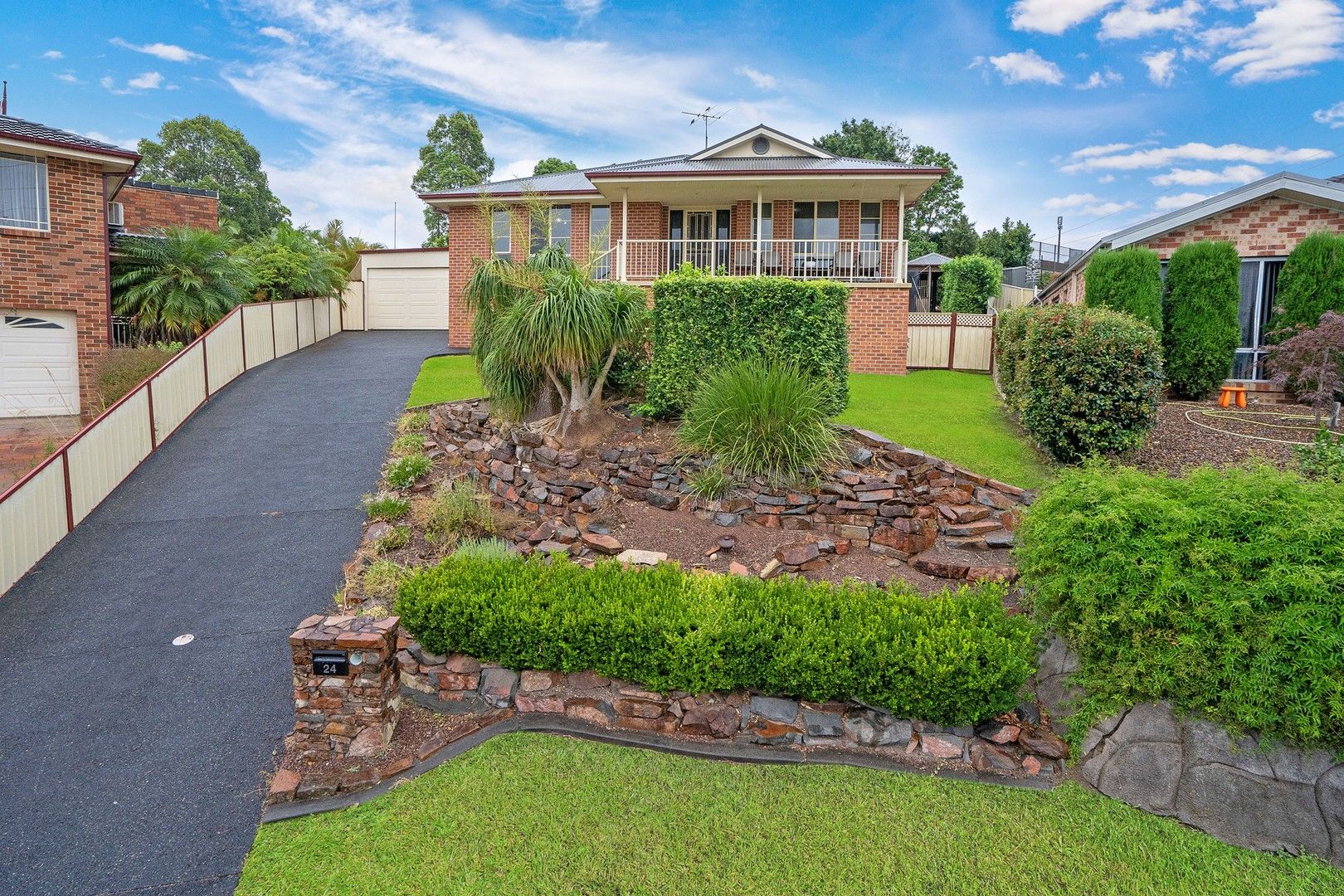 5 bedrooms House in 24 Condor Close CAMERON PARK NSW, 2285