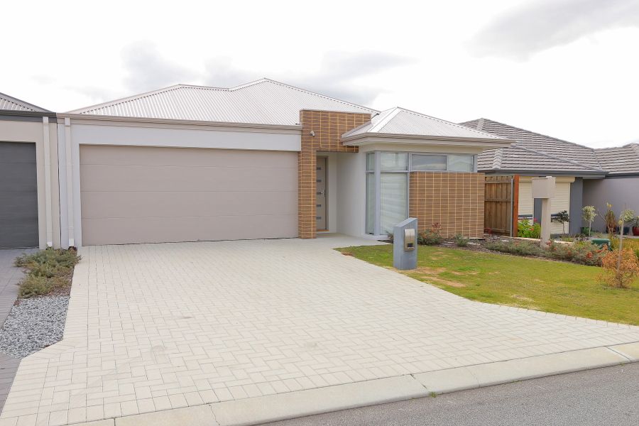3 bedrooms House in 11 Midgegooroo Street ELLENBROOK WA, 6069