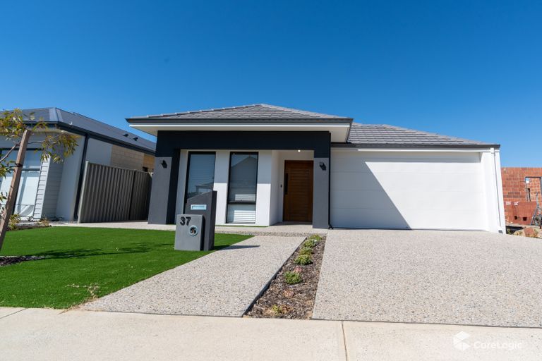 4 bedrooms House in 37 Bouquet Road PIARA WATERS WA, 6112