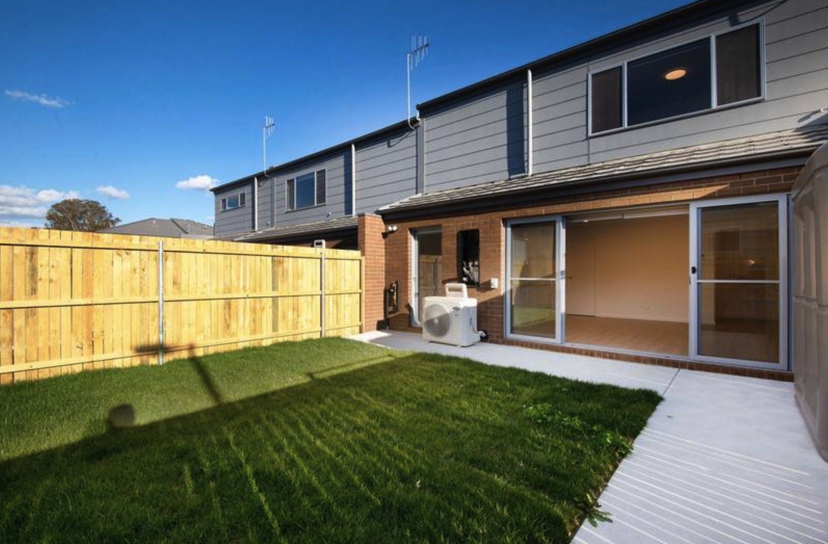 3 bedrooms Townhouse in 19/24 Railway Street OAKS ESTATE ACT, 2620